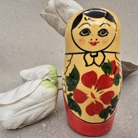 bemalet-klassisk-trae-dukke-gammel-russisk-babushkadukke-håndmalet-glade-farver